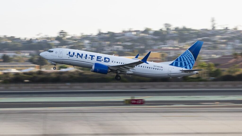 United Airlines’ summer earnings and profit outlook top estimates, but revenue falls short