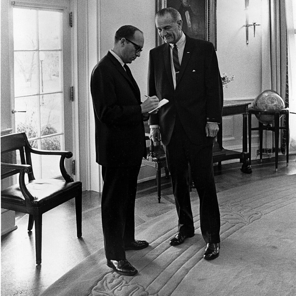 Sid Davis, Reporter Who Witnessed Johnson’s Swearing-In, Dies at 97