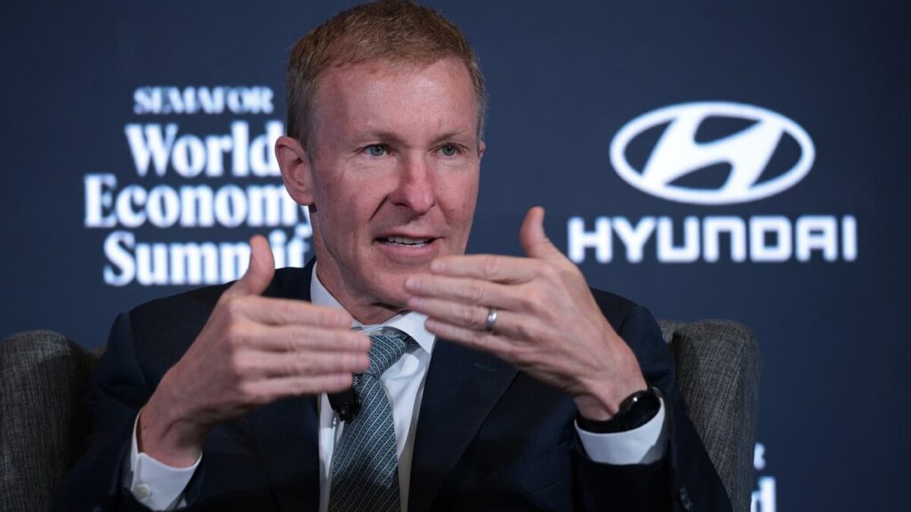 United Airlines CEO warns an extended shutdown will hurt bookings