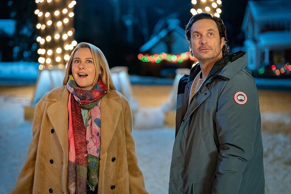 Netflix Has 2 Holiday Rom-Coms That Make The Perfect Cozy Double Feature