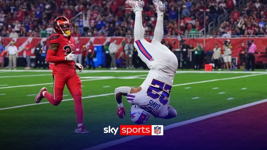 97-YARD TD! Ray Davis delivers sensational kick-return and celeb!