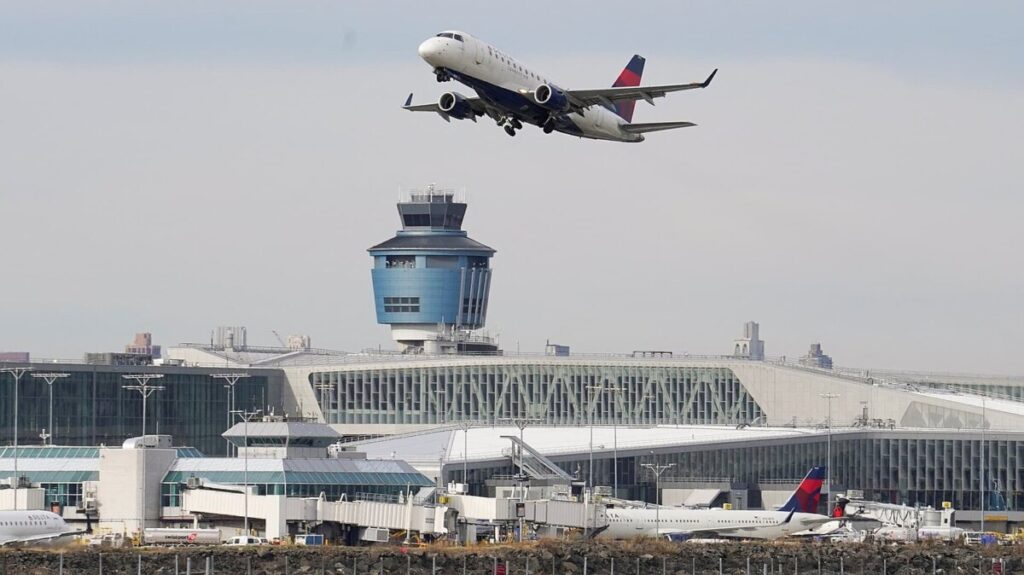 Air traffic controllers, technicians with perfect attendance in shutdown to get $10,000 bonuses, FAA says