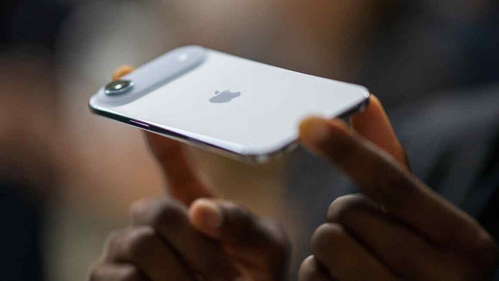 Apple’s ‘skinny’ iPhone falls flat with disappointing early sales