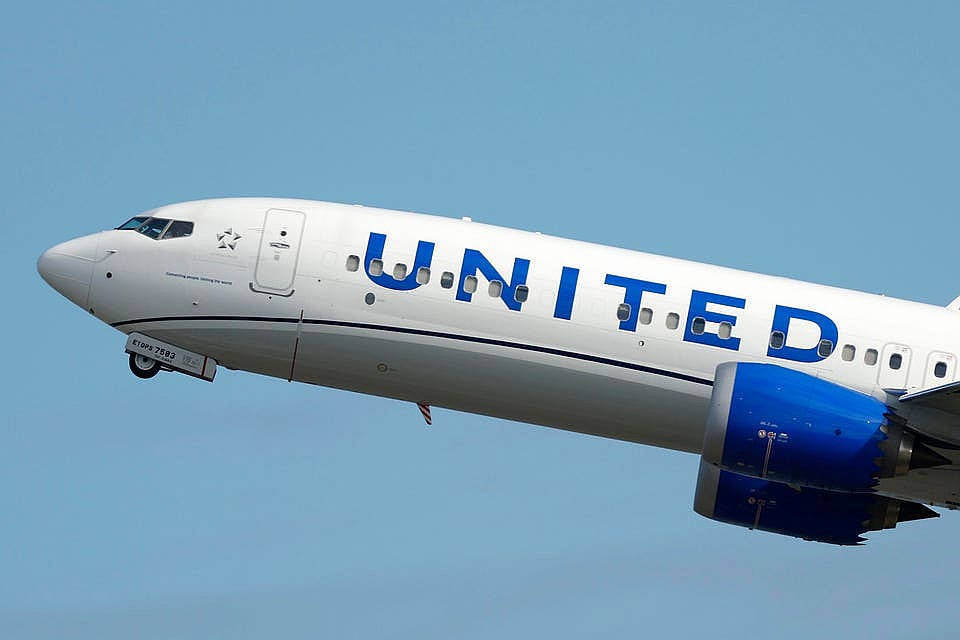 Weather Balloon Strikes United Airlines 737 MAX, Shattering Windshield