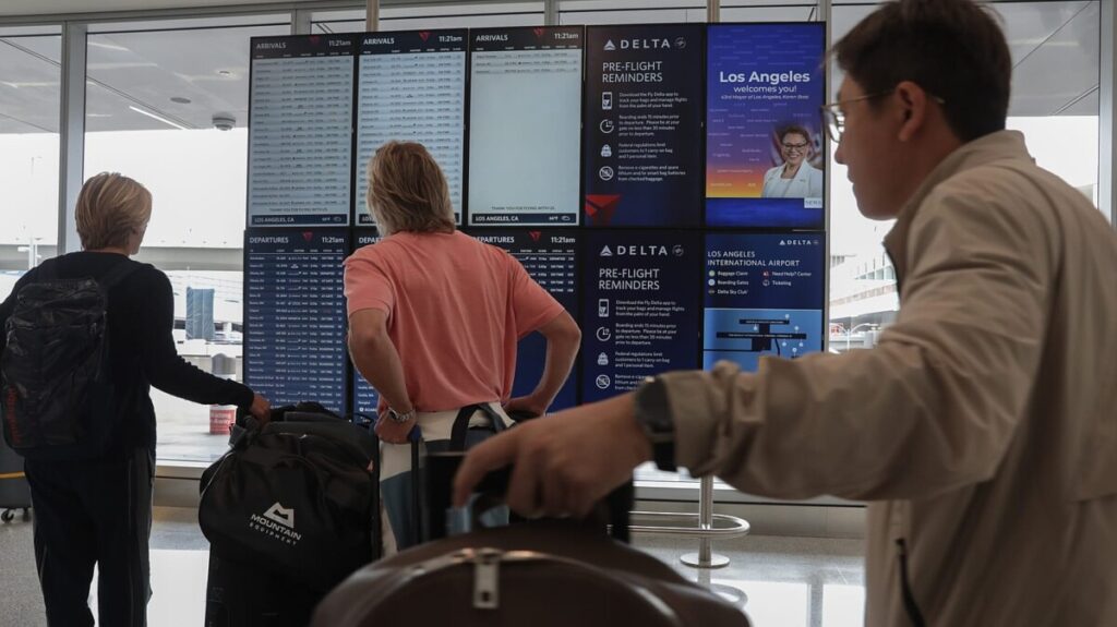 ‘Stakes are high.’ With shutdown over, airlines predict record numbers of travelers this Thanksgiving