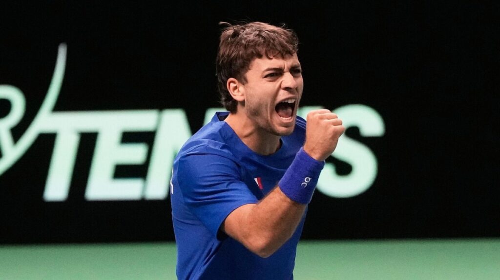 Italy beat Spain to complete Davis Cup treble