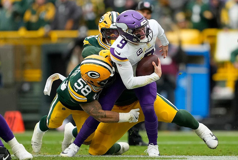 Dominant Packers Drub Lifeless Vikings In Lambeau Laugher