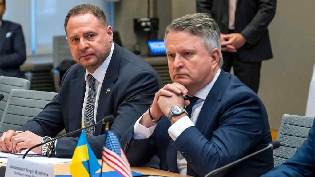 US and Ukraine draft new 19-point peace plan but defer biggest decisions