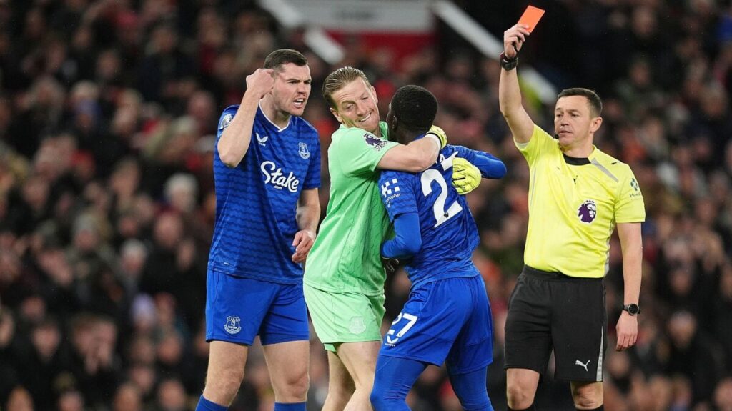 Gueye sent off for striking Everton team-mate Keane – but Moyes likes it!