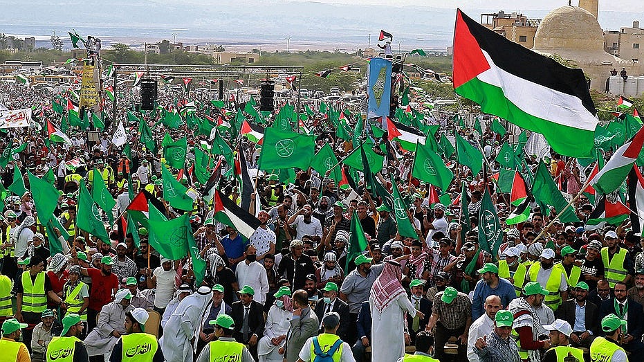 Trump signs executive order targeting certain Muslim Brotherhood chapters as terrorist groups