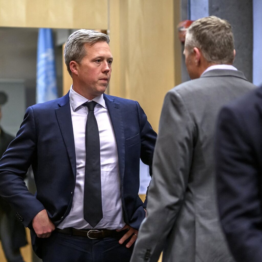 U.S. Army Secretary Meets With Russian Envoys on Ukraine Peace Plan