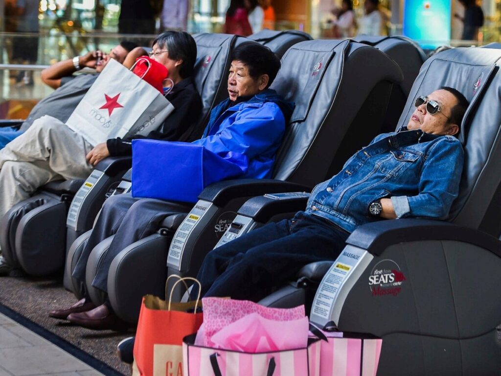 Gen Z and boomer shoppers are upping their holiday spending budgets despite a tough economy