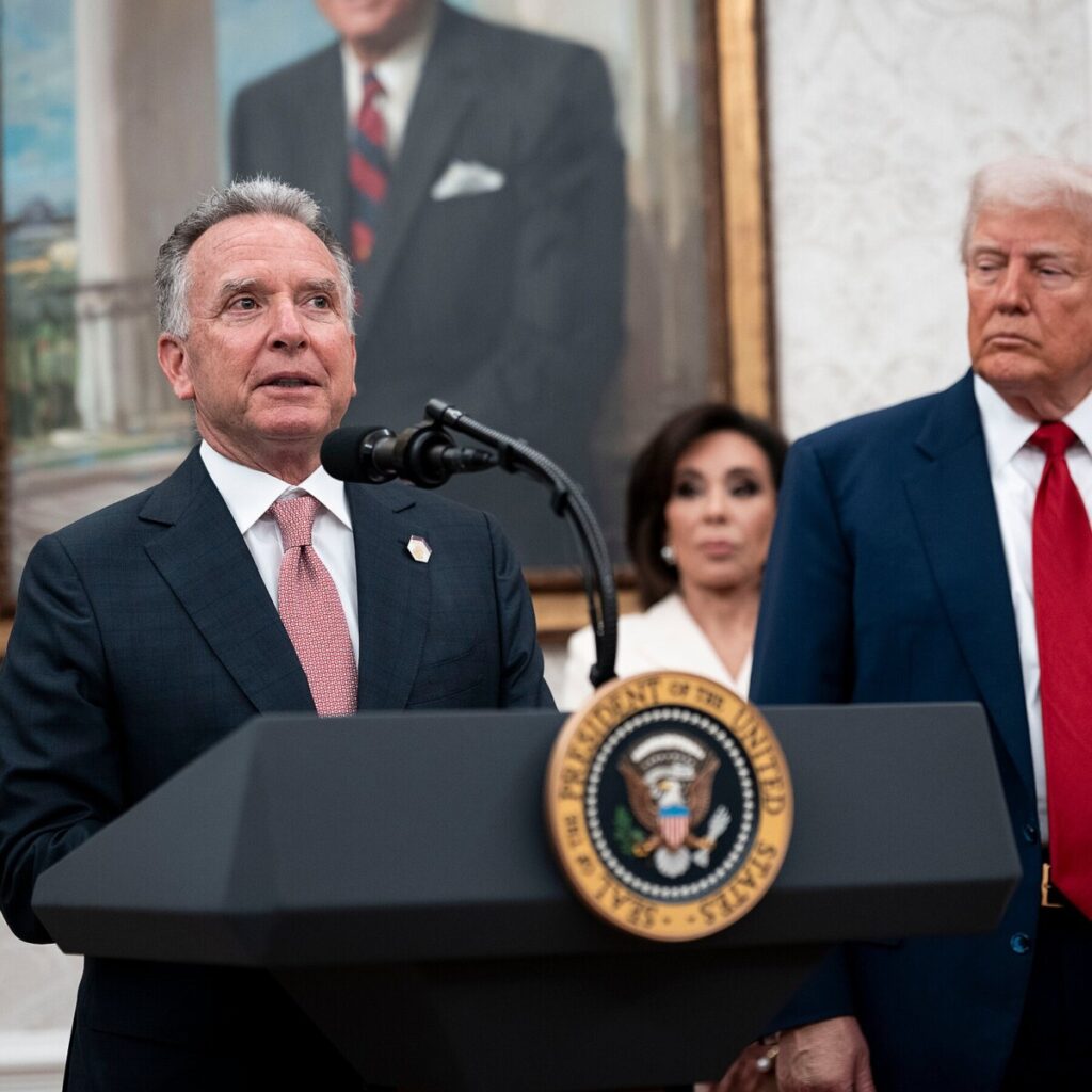 Trump Defends Witkoff’s Tactics in Russia-Ukraine Peace Talks