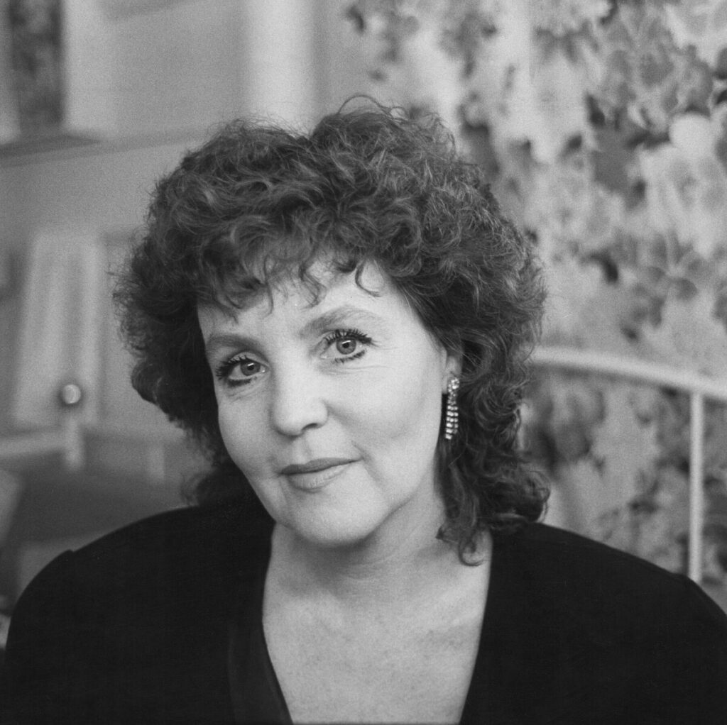 Pauline Collins, 85, Dies; Stage and Screen Star of ‘Shirley Valentine’