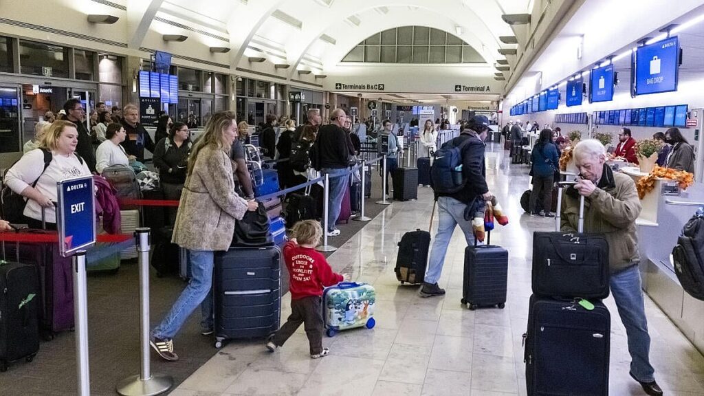 Thanksgiving air travel: Track flight statuses, delays, and cancellation trends online