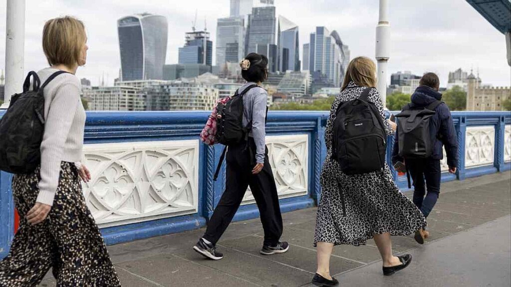 Rachel Reeves to rush pensions tax raid into law to reassure markets