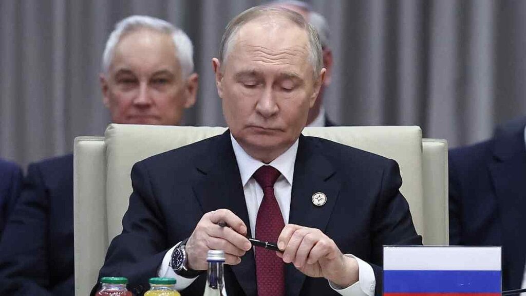 Putin plays down Ukraine peace plan as US envoys head to Moscow