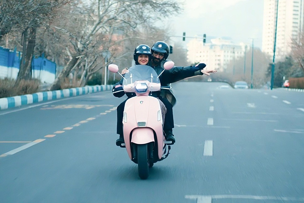 Iranian Filmmaker Ali Asgari on Satire, Censorship and Absurdities Behind ‘Divine Comedy’: ‘You Show How Silly and Stupid the Rules Are’