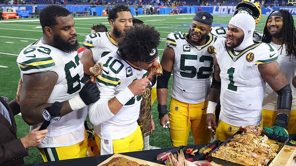 Thanksgiving Love: Pack QB tosses 4 TDs in win