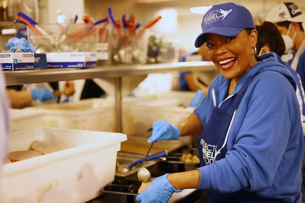 Yvette Nicole Brown, Loni Love, Amanda Kloots & Will Sasso Among Stars Serving Thanksgiving Meals To Critically Ill Angelenos With Project Angel Food