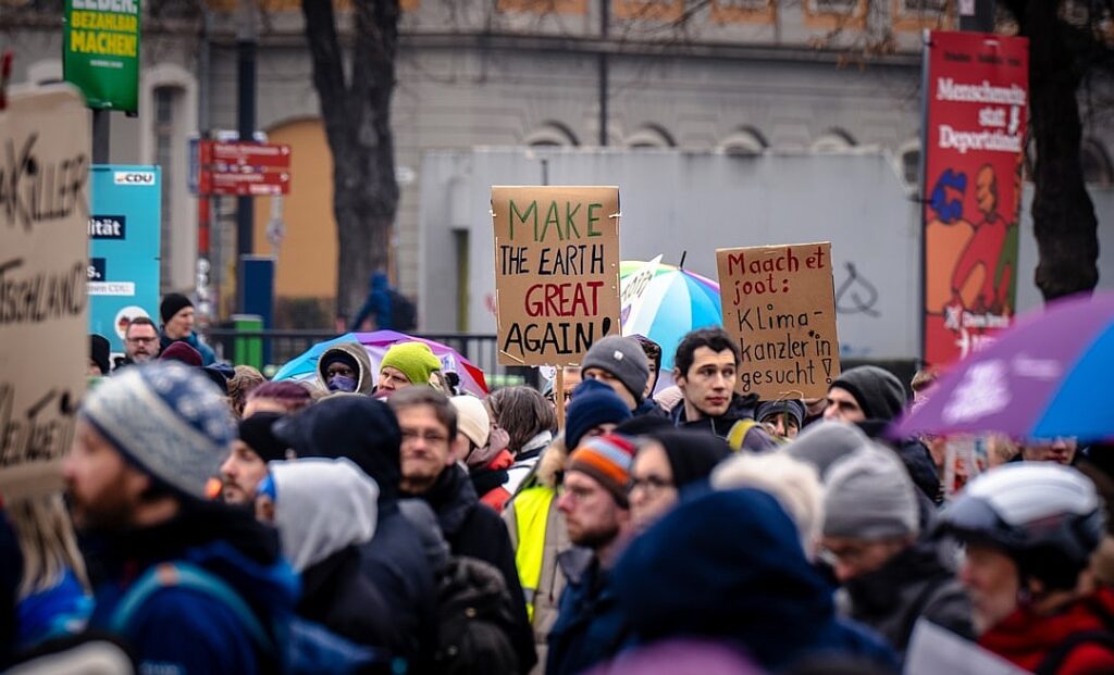 MAGA is divided over the promise and perils of AI