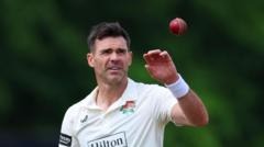 England great Anderson signs new Lancashire deal