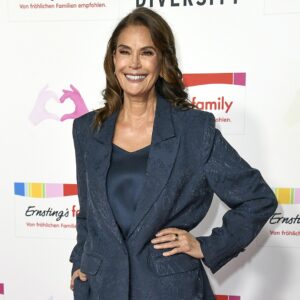 Teri Hatcher Calls Out Celebrities Who “Lie” About Plastic Surgery