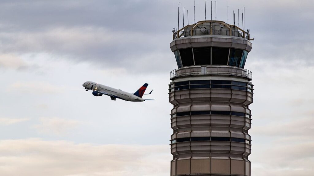 Airlines call on Congress to immediately end government shutdown, pay air traffic controllers