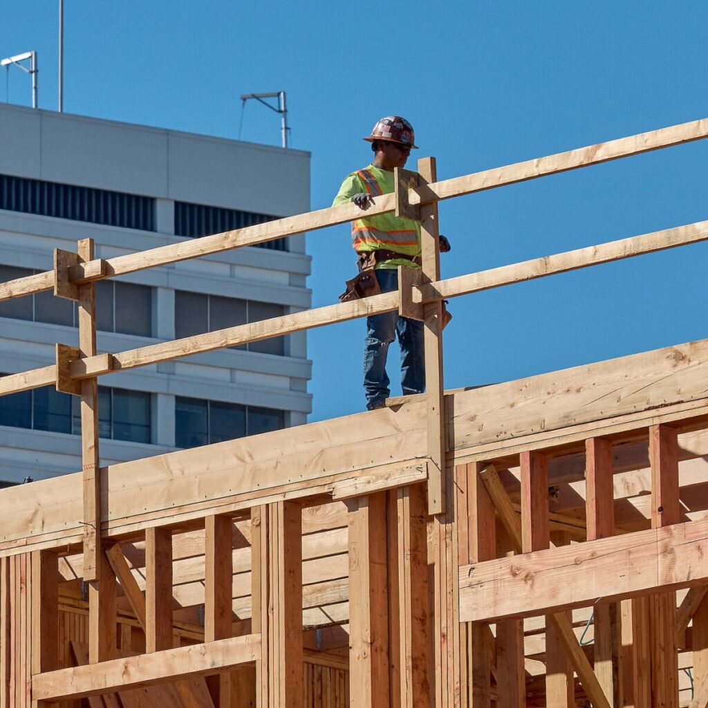 Builders Find Hardship in Trump’s Tariffs And Deportations