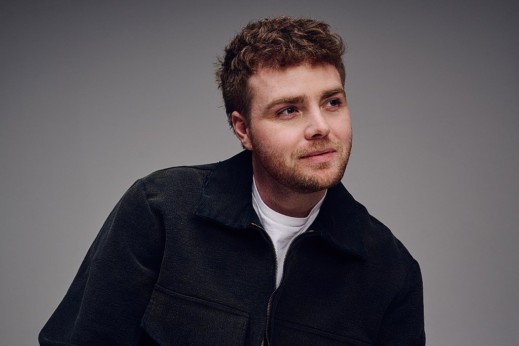Jennifer Aniston, Max Greenfield Help Alex Warren Announce Arena Tour
