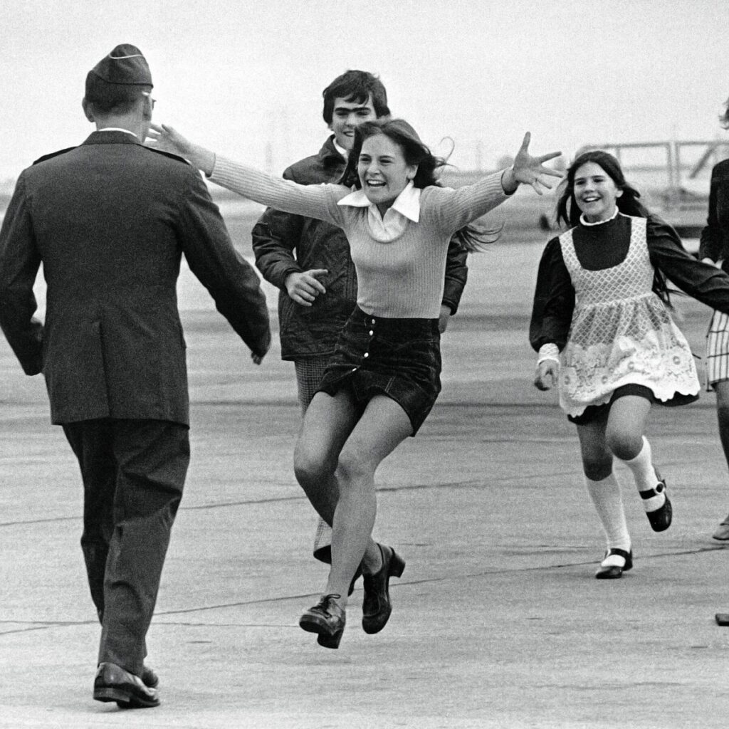 Robert L. Stirm, Returning P.O.W. in Pulitzer-Winning Photo, Dies at 92