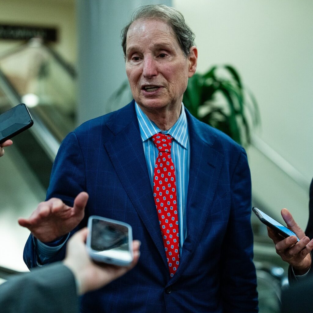Wyden Presses for Investigation Into JPMorgan Chase and Epstein
