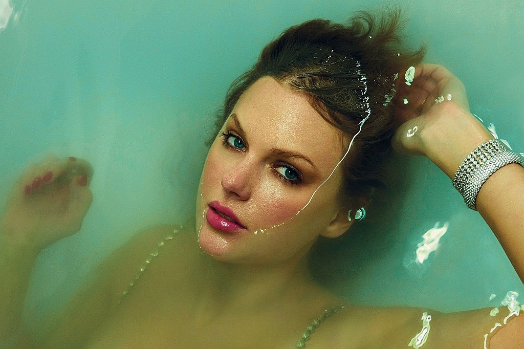 Taylor Swift’s ‘The Life of a Showgirl’ Returns to No. 1 for Eighth Week Atop Billboard 200