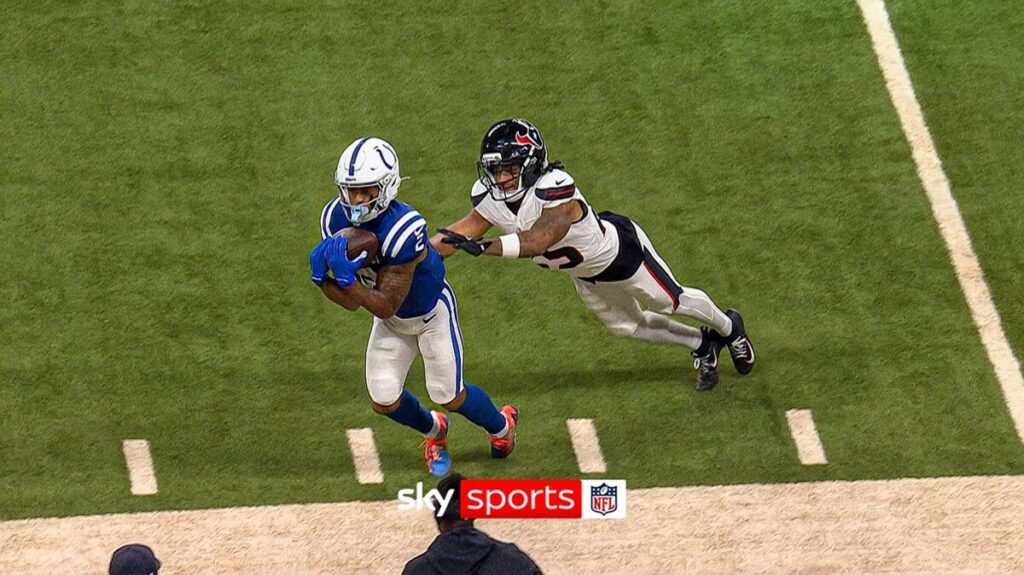 ‘That is just incredible!’ | Downs claims over-the-shoulder toe-tap catch