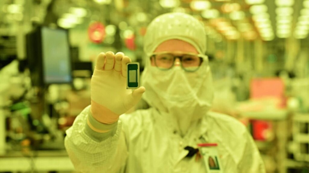 Intel stock sinks, giving up gains from analyst’s Apple deal prediction